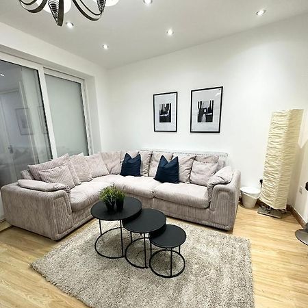 לונדון Modern Room In Spacious Home מראה חיצוני תמונה