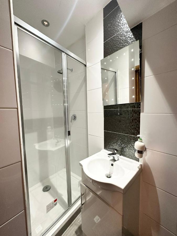לונדון Modern Room In Spacious Home מראה חיצוני תמונה